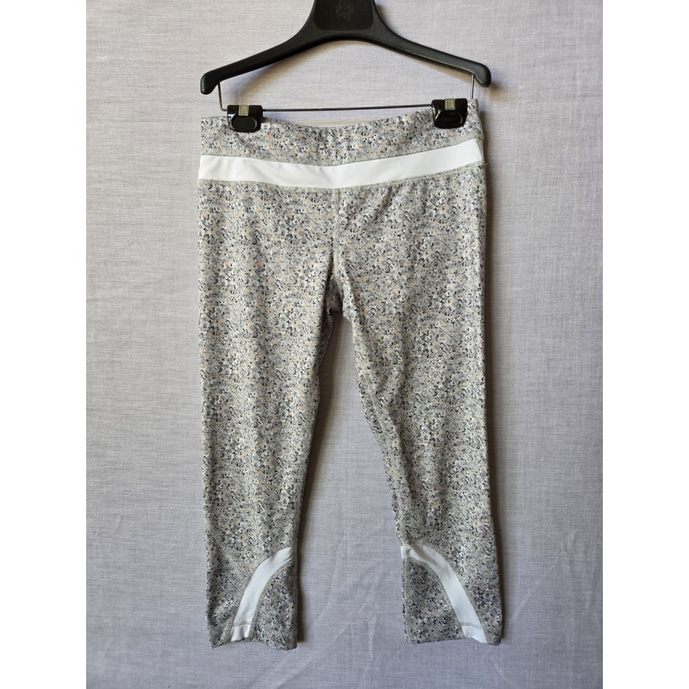 Lululemon Leggings Womens Size 8 Gray Flower Capri Pants Yoga Running Workout - Picture 9 of 10